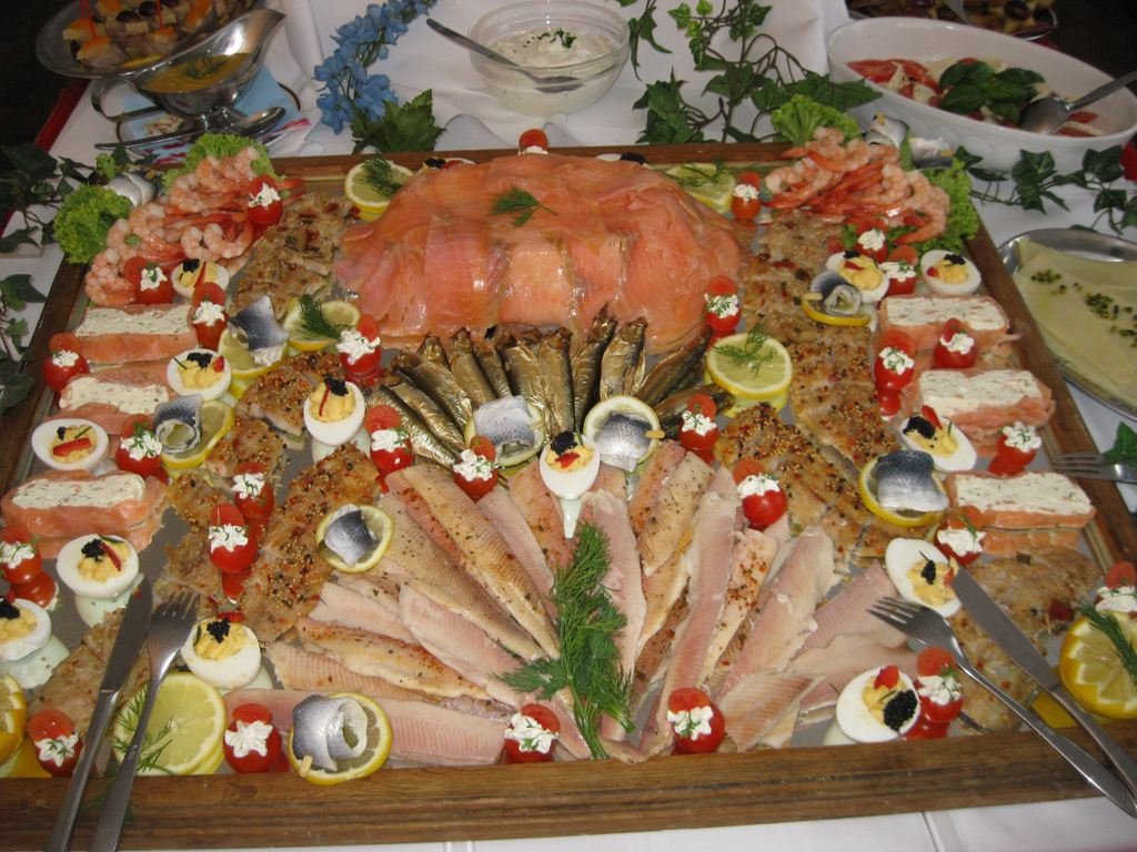 Buffet-Spiegel mit Lachs, Fischspezialitäten und gefüllten Eiern