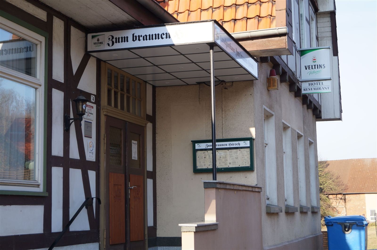 Eingang zum Landgasthaus Zum braunen Hirsch mit Vordach
